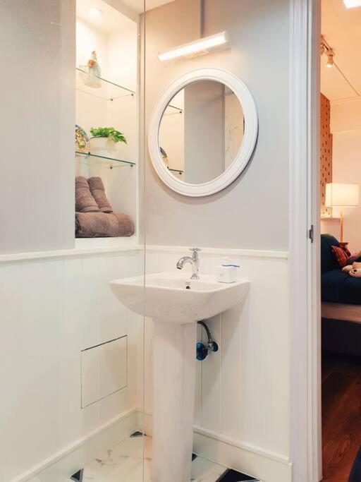 Apartamento Double Studio, Private Bath & Balcony, Shared Kitchen With Local Family By Pillows & Purrs Bangkok